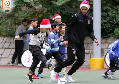 On.cc: HKPL players played with HAC children in Christmas (Chinese Only)